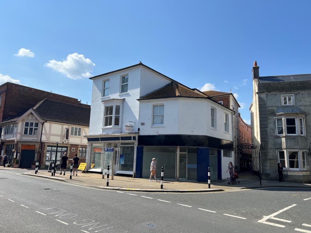 Lot: 135 - COMMERCIAL PROPERTY IN HIGH STREET LOCATION - Corner property commercial investment in High Street location